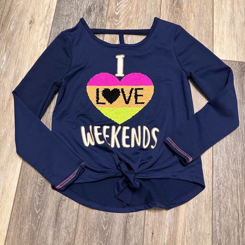 ❤️ girls navy blue with color changing sequins sweater. New
